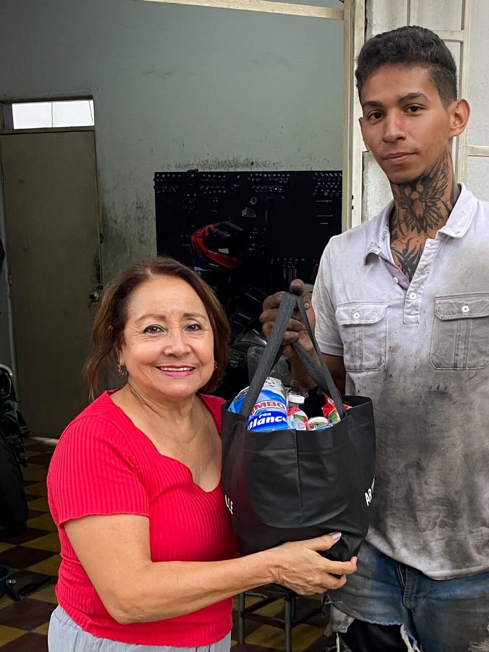 Voluntarios en punto de entrega